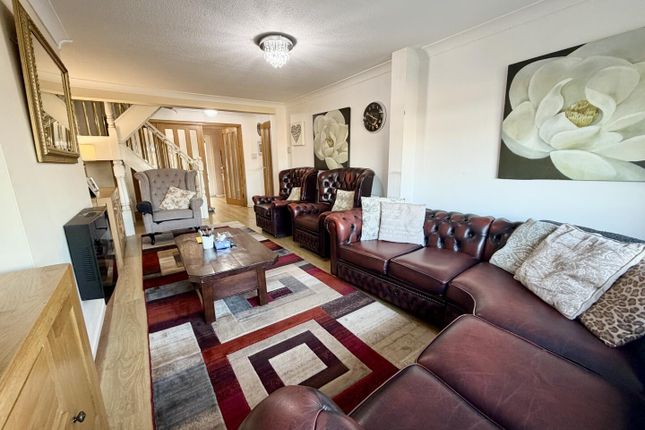 12, Thirsk Drive, Leeds photo 3