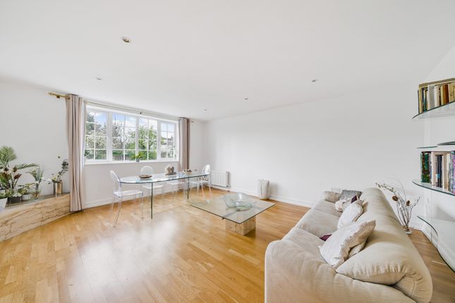 Flat for sale in The Avenue, Hatch End, Pinner