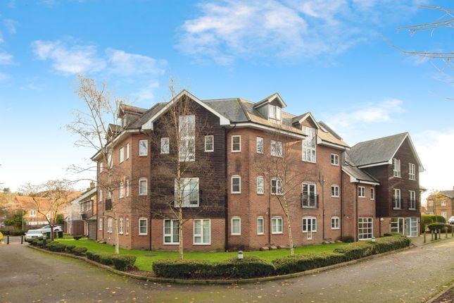 2-bed flat on 7, Wharf Way, Kings Langley, £280,000