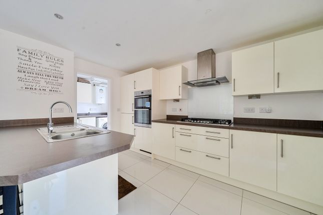 21, Baker Crescent, Berkshire photo 4