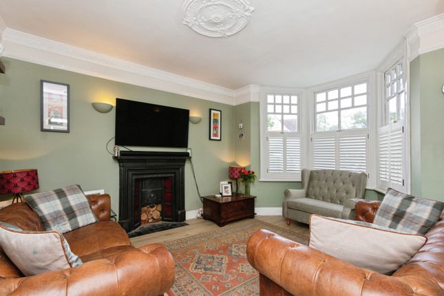 220, Gordon Avenue, Camberley photo 3