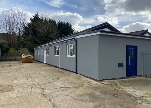 Warehouse to let in Cornwall Road, Pinner, Greater London