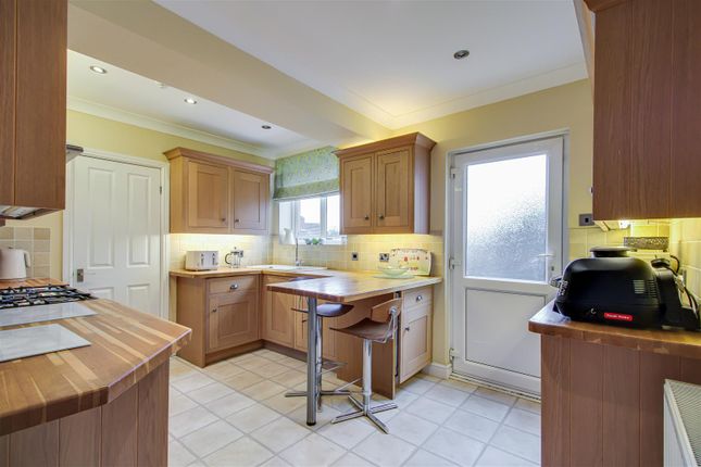 6, Intake Close, Wakefield photo 2