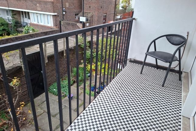 Flat 13, Walnut Tree House, 58, Tregunter Road, London photo 4