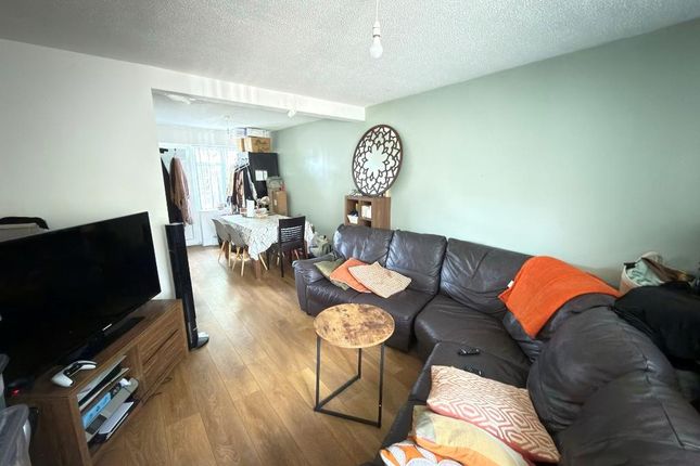 102, Dorrington Close, Luton photo 3