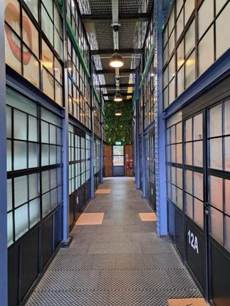Small warehouse to Rent, Wendover Court, Ealing photo 3