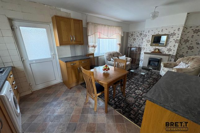 28, Riverside Avenue, Milford Haven photo 2