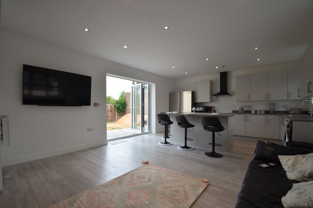 Room 6, 4, Burgoyne Road, Sunbury-on-Thames photo 3
