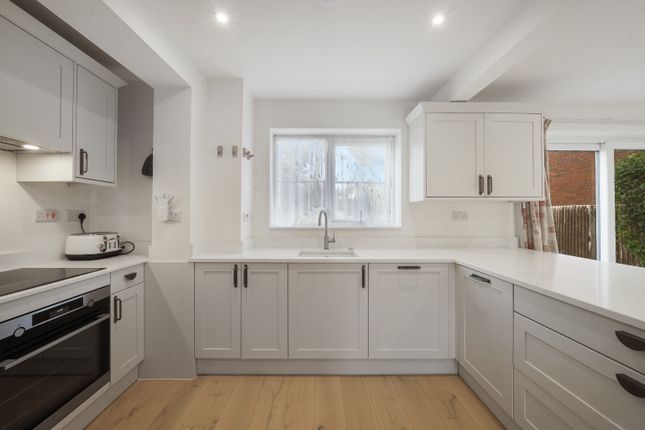 3 Robarts Close, Pinner, Greater London photo 3