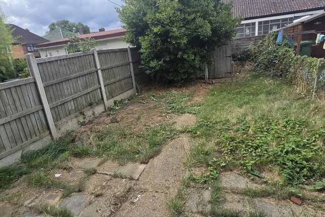 14 Woodward Gardens, Dagenham photo 3