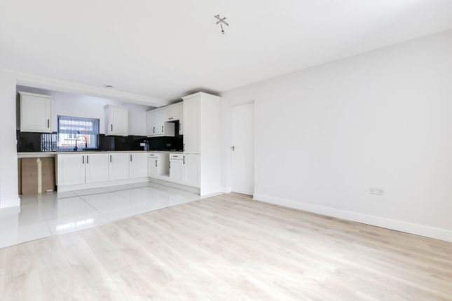 8, Halliday Grove, West Yorkshire photo 3