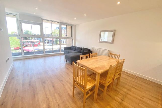 8 Albany Gate, Darkes Lane, Potters Bar photo 2
