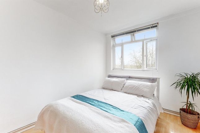 61 James Hammet House, Ravenscroft Street, London photo 4