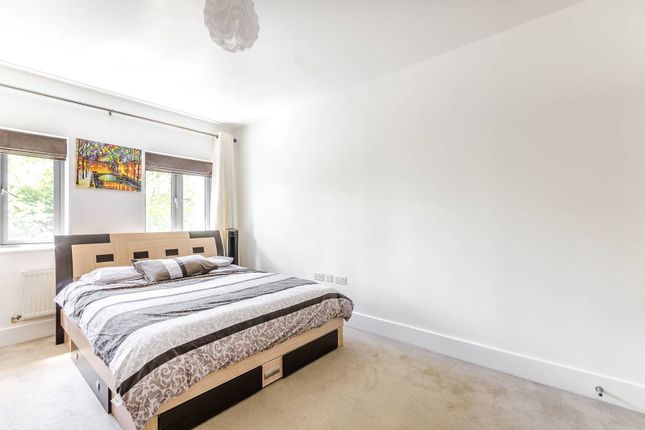 Thumbnail Flat to rent in Putney Bridge Road, East Putney, London