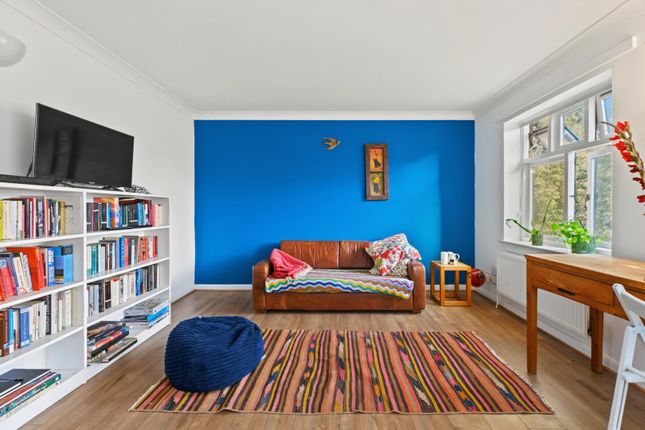 Flat 24, Bishops Court, 110, Matthias Road, London photo 2