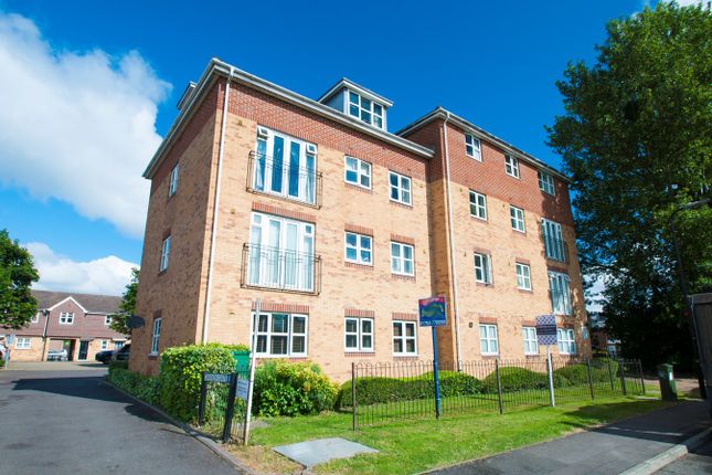 Thumbnail Flat for sale in Cannon Gate, Slough