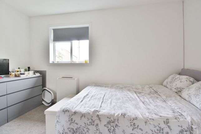 30 Heather Close, Isleworth photo 3