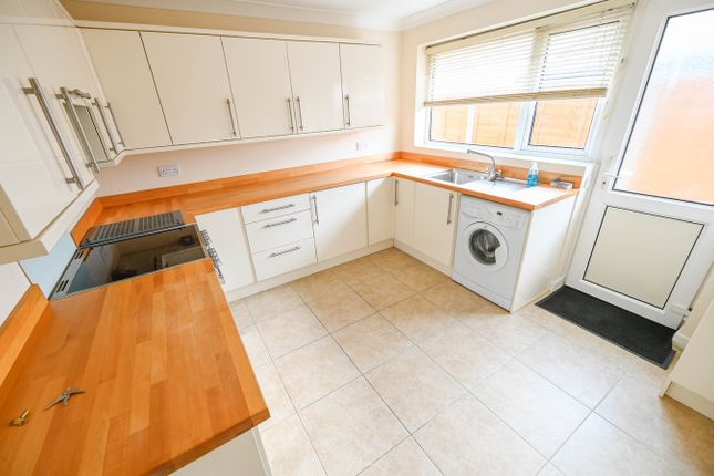 3, Ryan Close, Ferndown photo 2