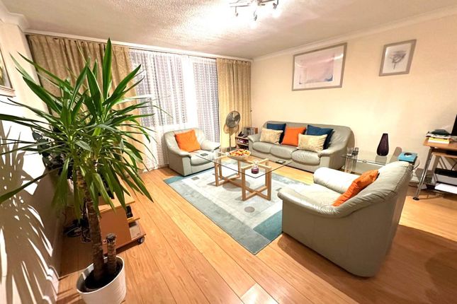 2-bed flat on Flat 9, Embassy Lodge, London, £425,000