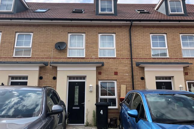 Town house to rent in Currency Close, Dunstable
