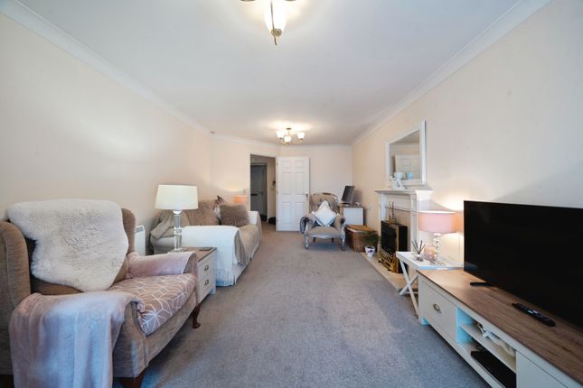 17, Barnes Wallis Court, Byfleet photo 4