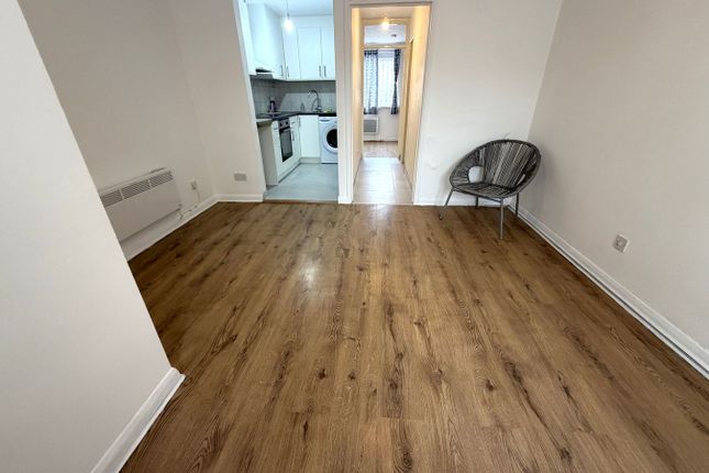 23, Barnes Avenue, Southall photo 4