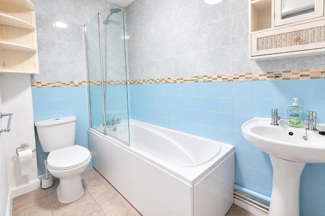 Flat 19, Tiree House, Franklin Avenue, Slough photo 4