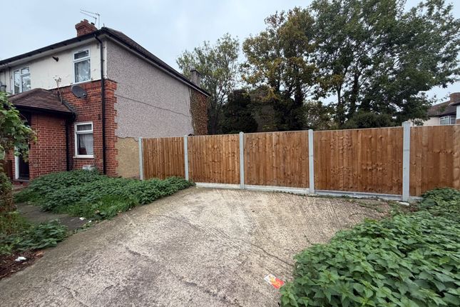 15 Grantham Gardens, Romford photo 2