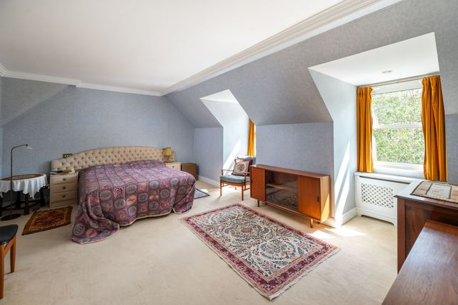 Flat 5, The Lodge Batts Hill, Reigate photo 4