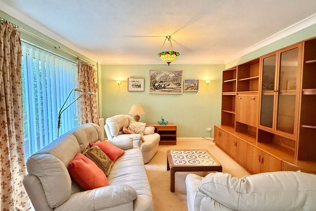 3 Kelvin Close, Southampton photo 3