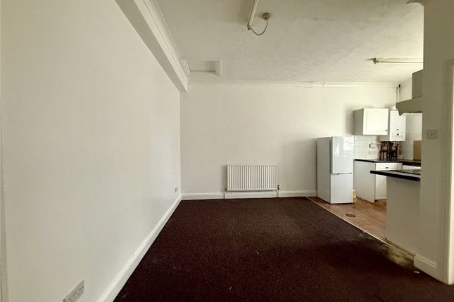 Flat, 5A,, Whiteleys Parade, Hillingdon photo 3