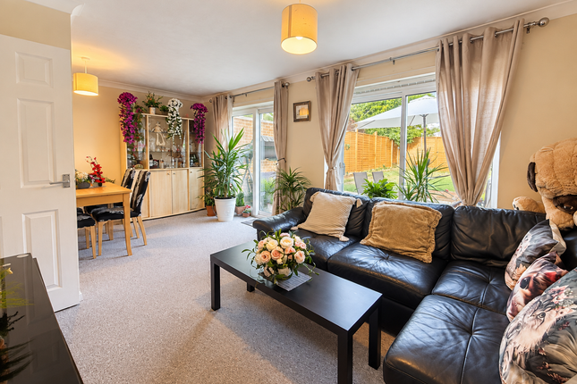 2 Knoll Green, Hemel Hempstead photo 2