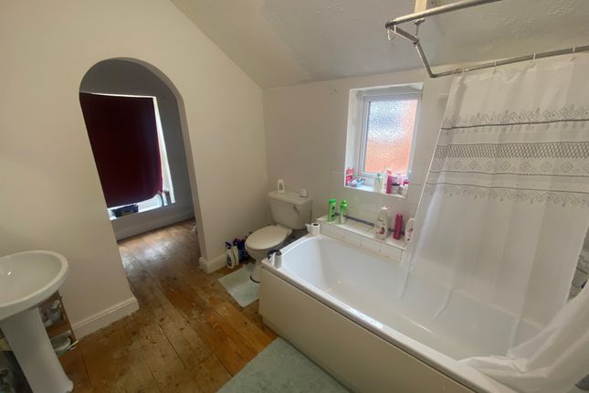 65, Northampton photo 5
