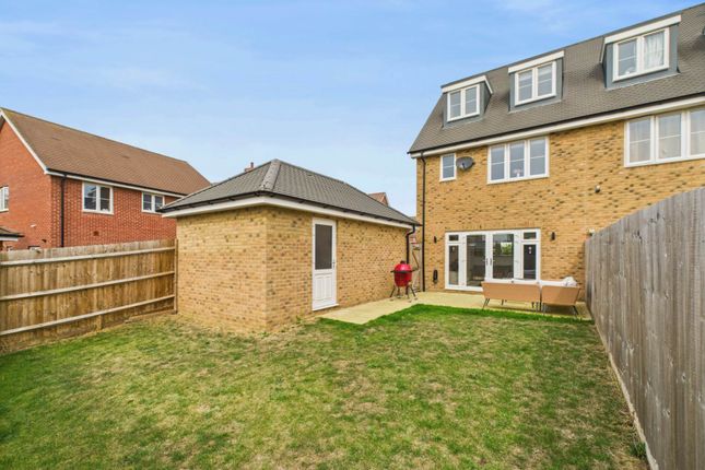 4, Halifax Green, Aylesbury photo 3