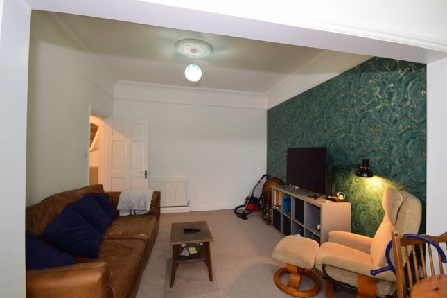 Flat to rent in Marine Parade, Sheerness