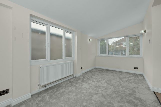 Oaks Way, Surbiton photo 3