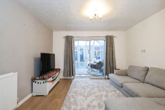 44, Southfield Close, Greater Manchester photo 2