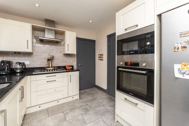 23, Redhill Walk, Glasshoughton Castleford photo 3