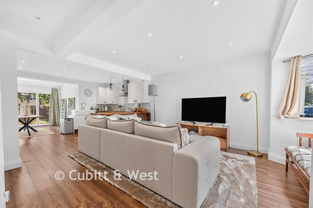 5, Overbury Crescent, Croydon photo 3