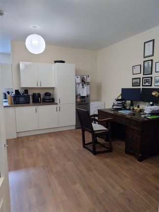34 Fore Street, Okehampton photo 3