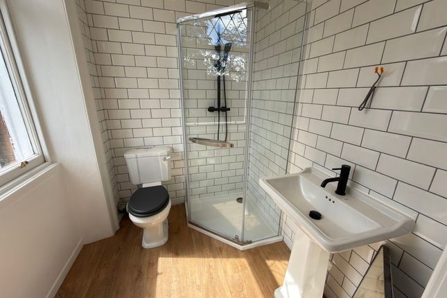 Flat 2, 128A, Fitzwilliam Street, Huddersfield photo 3
