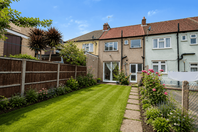 15 Carlyon Close, Wembley photo 2