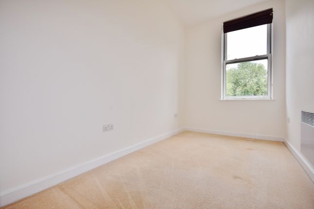 Room to rent in Gunnersbury Avenue, Ealing Common