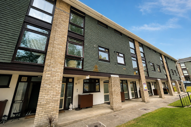 2-bed flat on Flat 4, Sproughton Court, Ipswich, £120,000