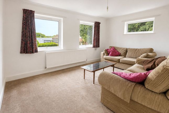 Flat 1, Crundwell Court,, East Street, Farnham photo 2