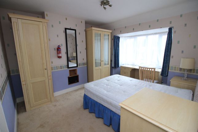 23, Marnell Way, Hounslow photo 4