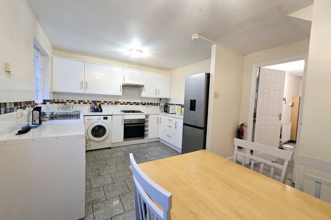 16, keats close, London photo 3