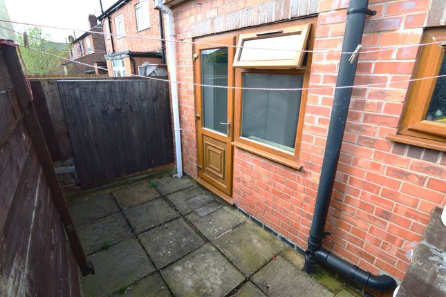 Thumbnail Flat to rent in Gainsborough Road, Leicester