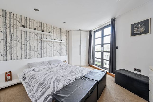 Flat for sale in Station Crescent, Greenwich, London