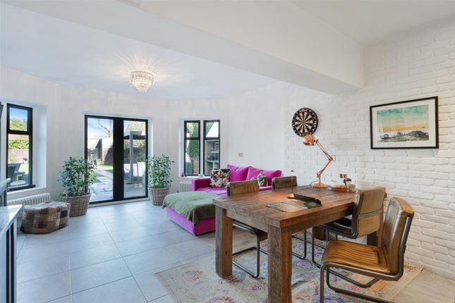 10, Hollymead Road, Chipstead photo 4